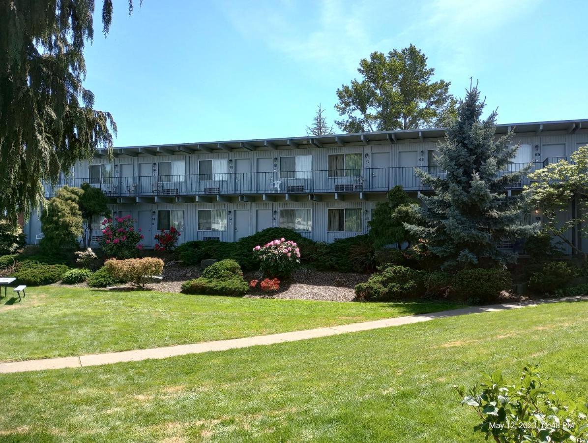 Cocusa Motel Burlington Bagian luar foto